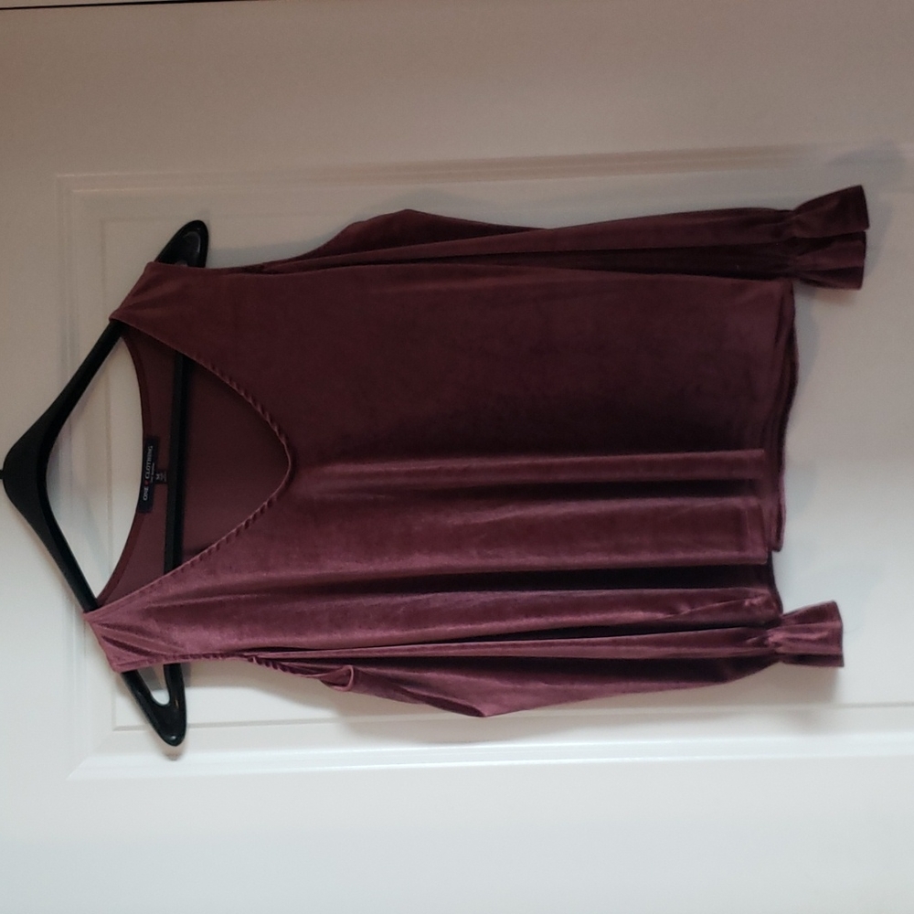 One Clothing Faux Velvet Cold Shoulder Poet Sleeve Top (M)